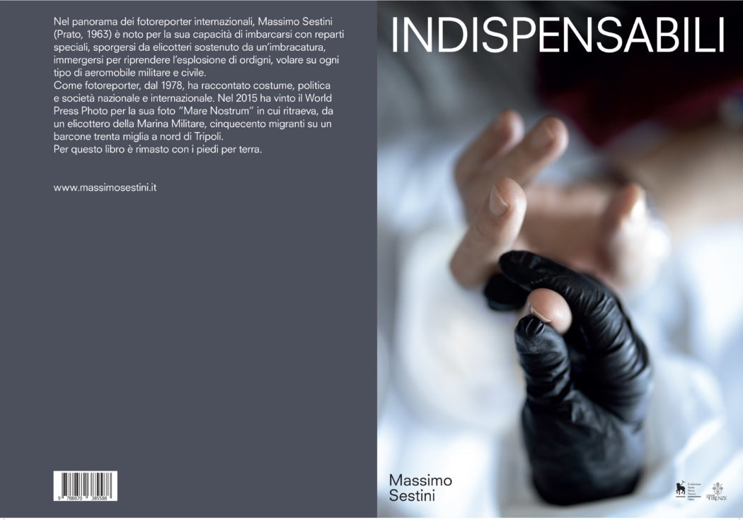 247746 0066 4721219 Firenze, copertina del libro Indispensabili (nelle librerie edito da Centro Di), reportage sugli Infermieri dell’Ospedale di Santa Maria Nuova 2020 06 22 © Massimo Sestini