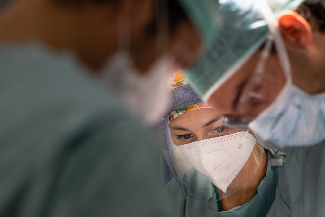 Indispensabili infermieri – fotografie dall’Ospedale di Santa Maria Nuova, l’Ospedale più antico del mondo che esercita ancora dove è stato costruito, l’Ospedale dove Leonardo Da Vinci compiva i suoi studi autoptici e dove Monna Tessa, nutrice di Beatrice Portinari (la Beatrice di Dante), dedicandosi alla cura dei malati fondò l’Ospedale e la congregazione delle suore oblate ospitaliere di S. Maria Nuova, le prime suore infermiere 2020-06-09 © Massimo Sestini