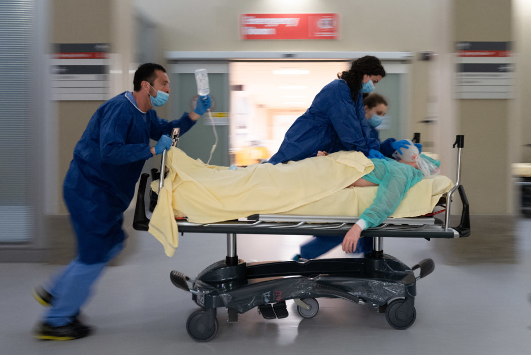 Indispensabili infermieri – fotografie dall’Ospedale di Santa Maria Nuova, l’Ospedale più antico del mondo che esercita ancora dove è stato costruito, l’Ospedale dove Leonardo Da Vinci compiva i suoi studi autoptici e dove Monna Tessa, nutrice di Beatrice Portinari (la Beatrice di Dante), dedicandosi alla cura dei malati fondò l’Ospedale e la congregazione delle suore oblate ospitaliere di S. Maria Nuova, le prime suore infermiere 2020-06-09 © Massimo Sestini