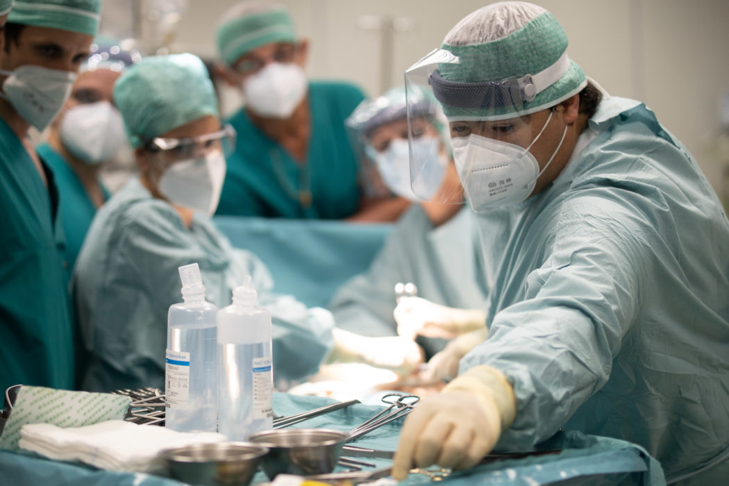 Indispensabili infermieri – fotografie dall’Ospedale di Santa Maria Nuova, l’Ospedale più antico del mondo che esercita ancora dove è stato costruito, l’Ospedale dove Leonardo Da Vinci compiva i suoi studi autoptici e dove Monna Tessa, nutrice di Beatrice Portinari (la Beatrice di Dante), dedicandosi alla cura dei malati fondò l’Ospedale e la congregazione delle suore oblate ospitaliere di S. Maria Nuova, le prime suore infermiere 2020-06-09 © Massimo Sestini