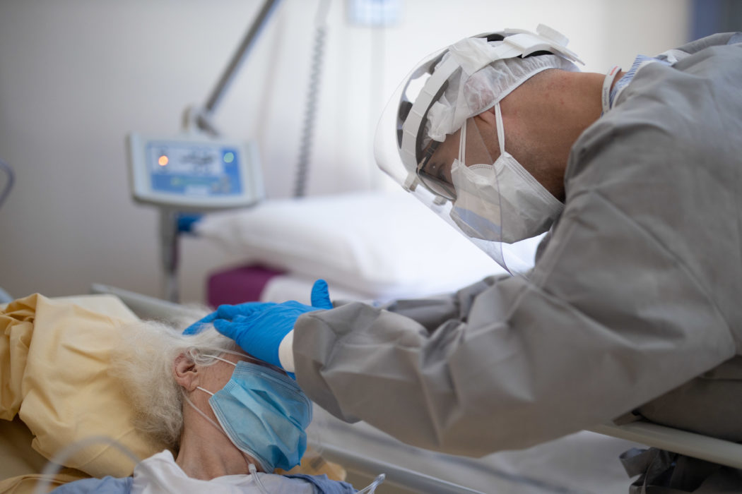 Indispensabili infermieri – fotografie dall’Ospedale di Santa Maria Nuova, l’Ospedale più antico del mondo che esercita ancora dove è stato costruito, l’Ospedale dove Leonardo Da Vinci compiva i suoi studi autoptici e dove Monna Tessa, nutrice di Beatrice Portinari (la Beatrice di Dante), dedicandosi alla cura dei malati fondò l’Ospedale e la congregazione delle suore oblate ospitaliere di S. Maria Nuova, le prime suore infermiere 2020-06-09 © Massimo Sestini