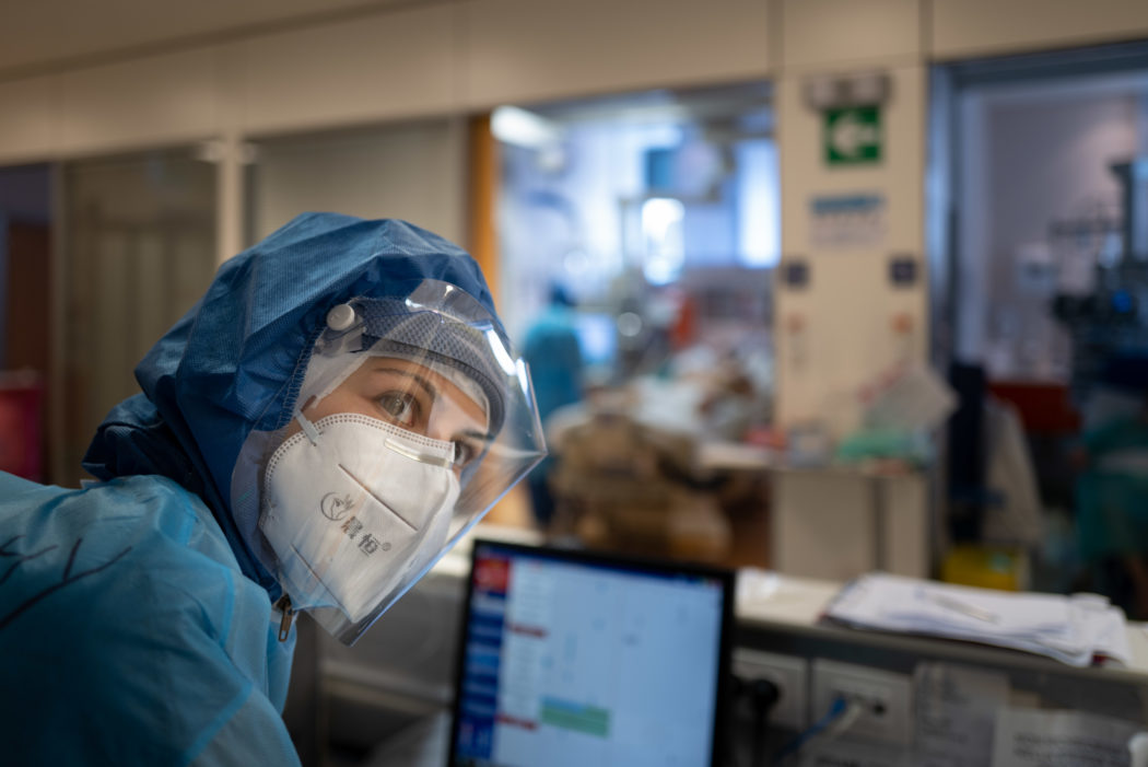 Indispensabili infermieri – fotografie dall’Ospedale di Santa Maria Nuova, l’Ospedale più antico del mondo che esercita ancora dove è stato costruito, l’Ospedale dove Leonardo Da Vinci compiva i suoi studi autoptici e dove Monna Tessa, nutrice di Beatrice Portinari (la Beatrice di Dante), dedicandosi alla cura dei malati fondò l’Ospedale e la congregazione delle suore oblate ospitaliere di S. Maria Nuova, le prime suore infermiere 2020-06-09 © Massimo Sestini