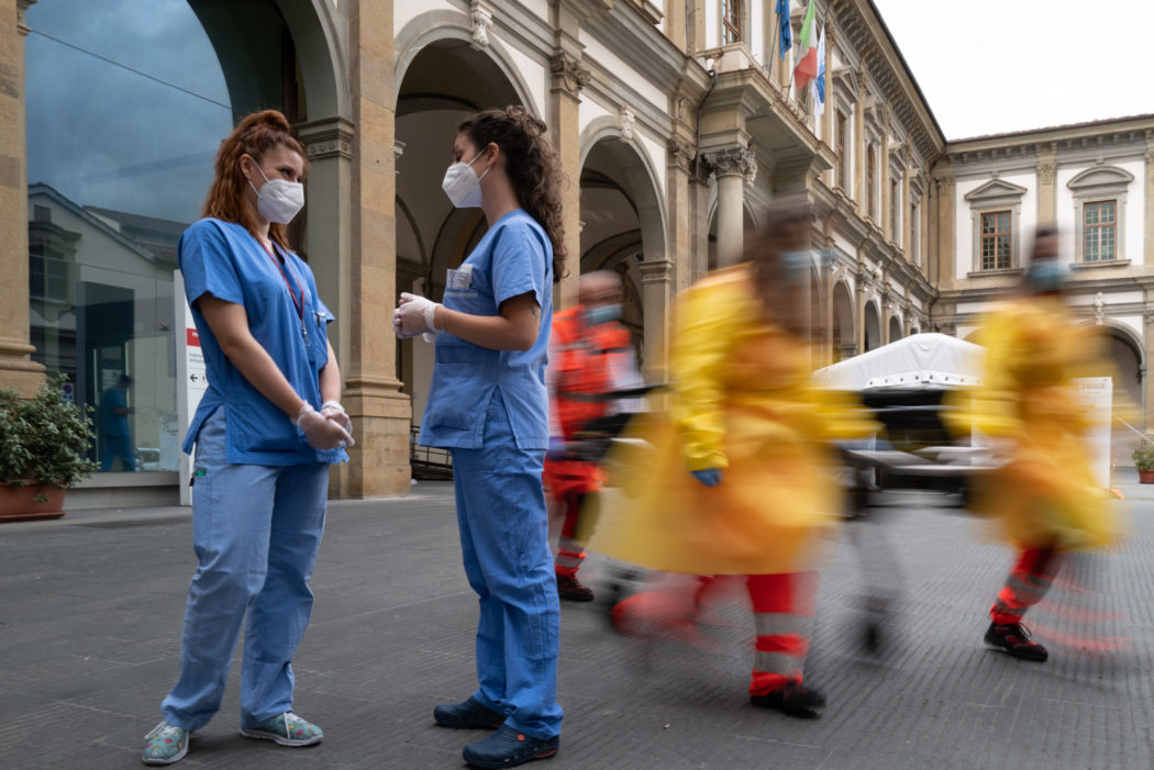 Indispensabili infermieri – fotografie dall’Ospedale di Santa Maria Nuova, l’Ospedale più antico del mondo che esercita ancora dove è stato costruito, l’Ospedale dove Leonardo Da Vinci compiva i suoi studi autoptici e dove Monna Tessa, nutrice di Beatrice Portinari (la Beatrice di Dante), dedicandosi alla cura dei malati fondò l’Ospedale e la congregazione delle suore oblate ospitaliere di S. Maria Nuova, le prime suore infermiere 2020-06-09 © Massimo Sestini