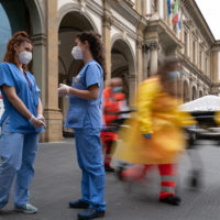 Indispensabili infermieri – fotografie dall’Ospedale di Santa Maria Nuova, l’Ospedale più antico del mondo che esercita ancora dove è stato costruito, l’Ospedale dove Leonardo Da Vinci compiva i suoi studi autoptici e dove Monna Tessa, nutrice di Beatrice Portinari (la Beatrice di Dante), dedicandosi alla cura dei malati fondò l’Ospedale e la congregazione delle suore oblate ospitaliere di S. Maria Nuova, le prime suore infermiere 2020-06-09 © Massimo Sestini