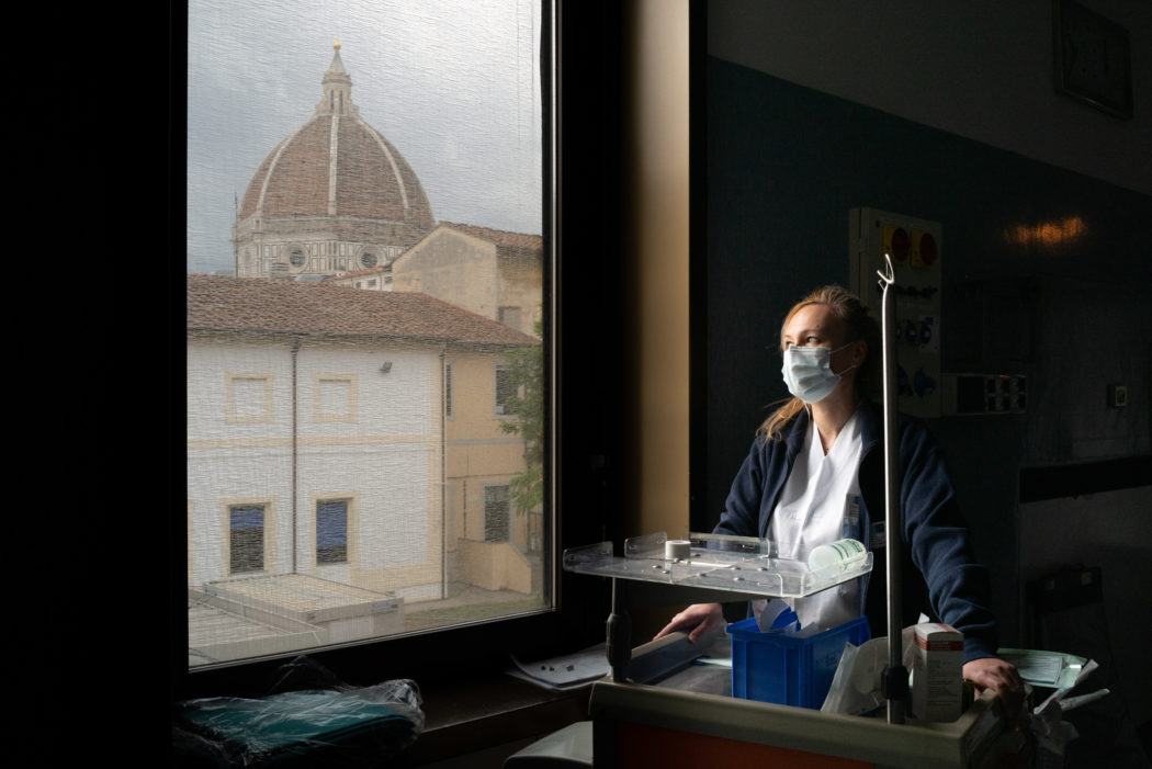 Indispensabili infermieri – fotografie dall’Ospedale di Santa Maria Nuova, l’Ospedale più antico del mondo che esercita ancora dove è stato costruito, l’Ospedale dove Leonardo Da Vinci compiva i suoi studi autoptici e dove Monna Tessa, nutrice di Beatrice Portinari (la Beatrice di Dante), dedicandosi alla cura dei malati fondò l’Ospedale e la congregazione delle suore oblate ospitaliere di S. Maria Nuova, le prime suore infermiere 2020-06-09 © Massimo Sestini