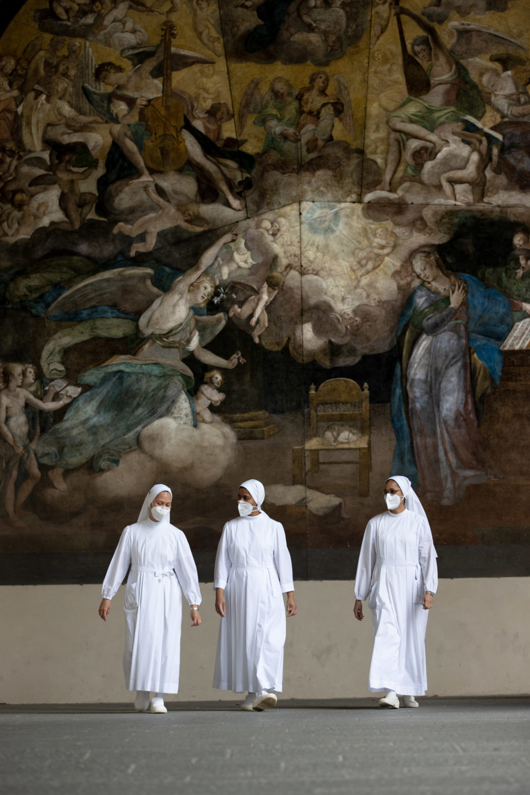 Indispensabili infermieri – fotografie dall’Ospedale di Santa Maria Nuova, l’Ospedale più antico del mondo che esercita ancora dove è stato costruito, l’Ospedale dove Leonardo Da Vinci compiva i suoi studi autoptici e dove Monna Tessa, nutrice di Beatrice Portinari (la Beatrice di Dante), dedicandosi alla cura dei malati fondò l’Ospedale e la congregazione delle suore oblate ospitaliere di S. Maria Nuova, le prime suore infermiere 2020-06-09 © Massimo Sestini