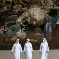 Indispensabili infermieri – fotografie dall’Ospedale di Santa Maria Nuova, l’Ospedale più antico del mondo che esercita ancora dove è stato costruito, l’Ospedale dove Leonardo Da Vinci compiva i suoi studi autoptici e dove Monna Tessa, nutrice di Beatrice Portinari (la Beatrice di Dante), dedicandosi alla cura dei malati fondò l’Ospedale e la congregazione delle suore oblate ospitaliere di S. Maria Nuova, le prime suore infermiere 2020-06-09 © Massimo Sestini