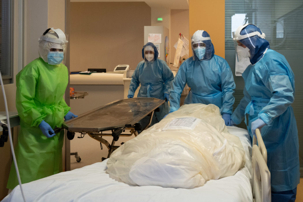 Indispensabili infermieri – fotografie dall’Ospedale di Santa Maria Nuova, l’Ospedale più antico del mondo che esercita ancora dove è stato costruito, l’Ospedale dove Leonardo Da Vinci compiva i suoi studi autoptici e dove Monna Tessa, nutrice di Beatrice Portinari (la Beatrice di Dante), dedicandosi alla cura dei malati fondò l’Ospedale e la congregazione delle suore oblate ospitaliere di S. Maria Nuova, le prime suore infermiere 2020-06-09 © Massimo Sestini