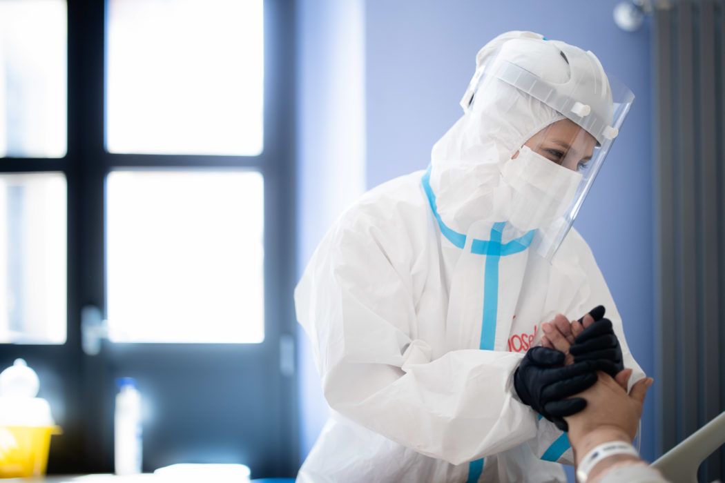 Indispensabili infermieri – fotografie dall’Ospedale di Santa Maria Nuova, l’Ospedale più antico del mondo che esercita ancora dove è stato costruito, l’Ospedale dove Leonardo Da Vinci compiva i suoi studi autoptici e dove Monna Tessa, nutrice di Beatrice Portinari (la Beatrice di Dante), dedicandosi alla cura dei malati fondò l’Ospedale e la congregazione delle suore oblate ospitaliere di S. Maria Nuova, le prime suore infermiere 2020-06-09 © Massimo Sestini