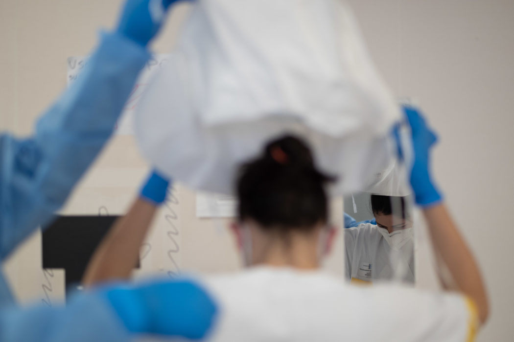 Indispensabili infermieri – fotografie dall’Ospedale di Santa Maria Nuova, l’Ospedale più antico del mondo che esercita ancora dove è stato costruito, l’Ospedale dove Leonardo Da Vinci compiva i suoi studi autoptici e dove Monna Tessa, nutrice di Beatrice Portinari (la Beatrice di Dante), dedicandosi alla cura dei malati fondò l’Ospedale e la congregazione delle suore oblate ospitaliere di S. Maria Nuova, le prime suore infermiere 2020-06-09 © Massimo Sestini