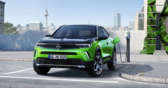 Copertina di Opel Mokka e, la scossa elettrica è arrivata. Prime consegne a inizio 2021 – FOTO