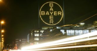 Copertina di Monsanto, Bayer patteggia con 10,5 miliardi di dollari per chiudere 95mila azioni legali contro il diserbante accusato di causare il cancro