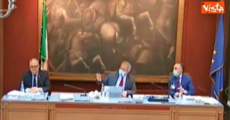 Copertina di Dl Rilancio, Iezzi (Lega) attacca Gualtieri in commissione Bilancio: scoppia la bagarre, seduta sospesa tre volte in meno di un’ora