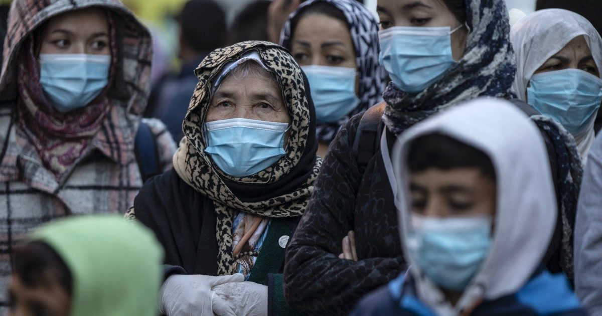 Coronavirus, Amnesty International: “Violenze e discriminazioni contro le minoranze etniche: durante la pandemia è emerso il razzismo istituzionalizzato della polizia in Europa”