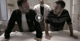 Copertina di Alessandro Cattelan e Cesare Cremonini fanno insieme l’esame della prostata: l’invito ai quarantenni