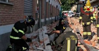 Copertina di Varese, crolla il cornicione di un capannone: muoiono una donna e i due figli di 15 mesi e 5 anni. Illeso il terzo fratellino