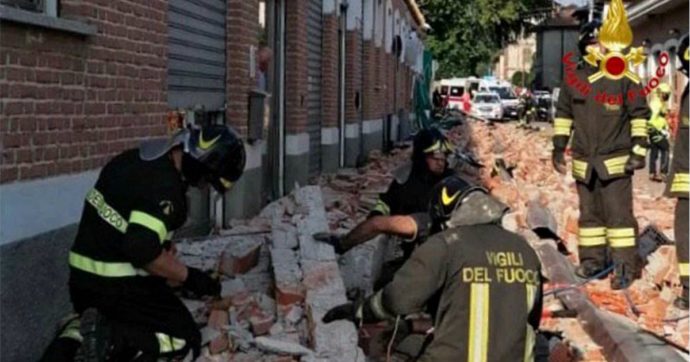 Varese, crolla il cornicione di un capannone: muoiono una donna e i due figli di 15 mesi e 5 anni. Illeso il terzo fratellino