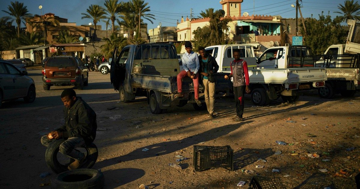 Migranti: Akram, fuggito dalle violenze in Libia per una nuova vita in Tunisia. “Ma qui siamo abbandonati, così ci imbarchiamo per l’Italia”