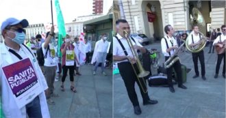 Copertina di Torino, la protesta “musicale” dei medici: “Sanità senza di noi è come una banda senza strumenti. Nel pubblico si licenzia un collega al giorno”