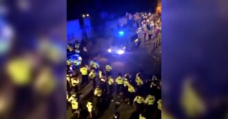 Copertina di Londra, polizia interviene per fermare festa in strada non autorizzata: scoppia una guerriglia, 22 agenti feriti