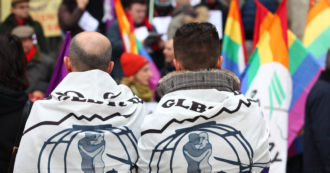 Copertina di Coppie gay, sentenza storica della Cassazione: “Trascrivere in Italia le adozioni all’estero”. Ma rimane il no alla gestazione per altri