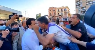 Salvini torna in piazza e i simpatizzanti lo accolgono (ancora) senza mascherine e distanze: il video alla stazione di Barletta