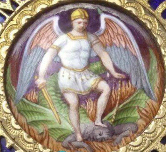 “Rimuovere San Michele che schiaccia Satana perché ricorda l’uccisione di George Floyd”: la petizione contro Buckingham Palace