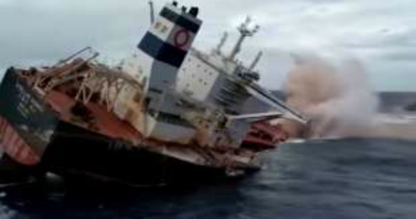 Le impressionanti immagini della Stella Banner che si inabissa nell’oceano: la nave affonda in meno di un minuto