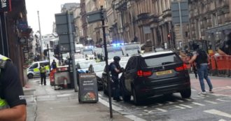 Copertina di Glasgow, accoltellamento davanti a un albergo: sei feriti, ucciso l’assalitore. Polizia: “Non è terrorismo”