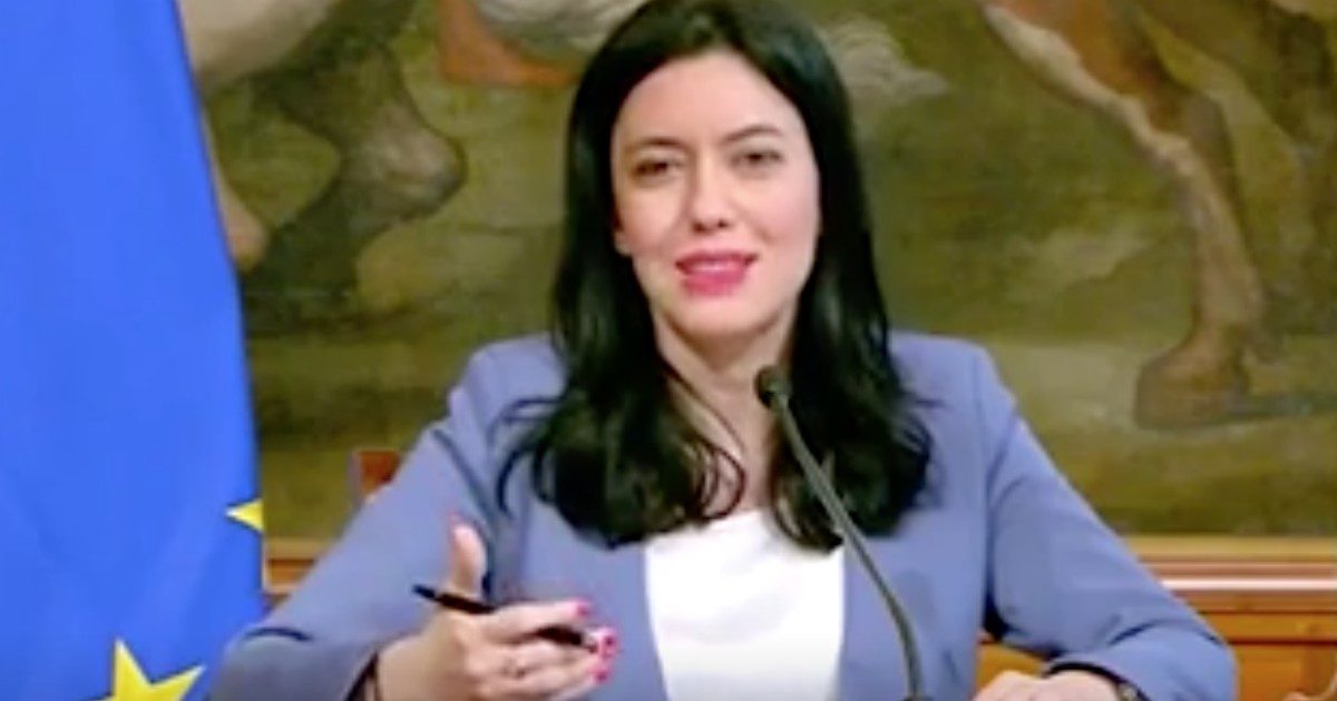 Lucia Azzolina, la nuova gaffe della ministra dell’Istruzione: “Un’infrazione ad opera di ladri”