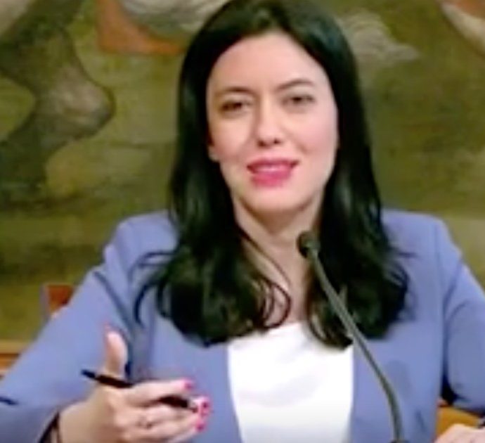 Lucia Azzolina, la nuova gaffe della ministra dell’Istruzione: “Un’infrazione ad opera di ladri”