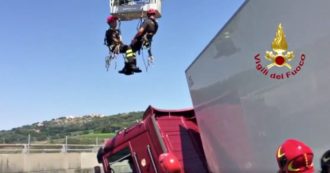 Copertina di Camion si ribalta sulla A12 e rimane in bilico sul viadotto: l’intervento dei Vigili del fuoco per mettere in salvo l’autista