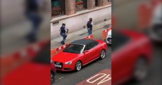 Glasgow, accoltellamento in pieno centro: sei feriti, morto l’assalitore. L’intervento della polizia, le immagini