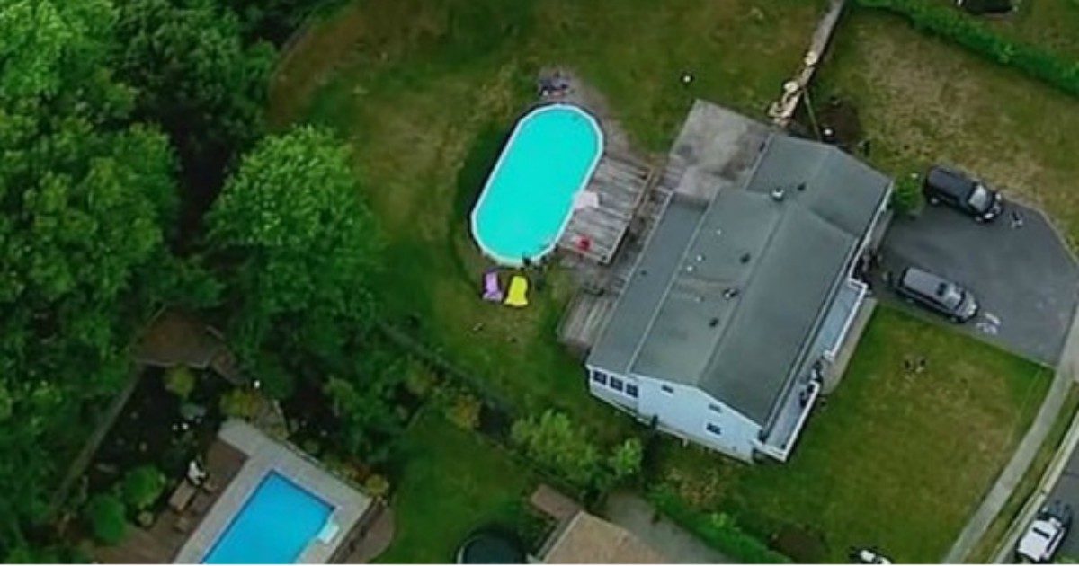 Bambina di 8 anni annaspa in piscina: la mamma e il nonno si tuffano per salvarla ma muoiono tutti annegati