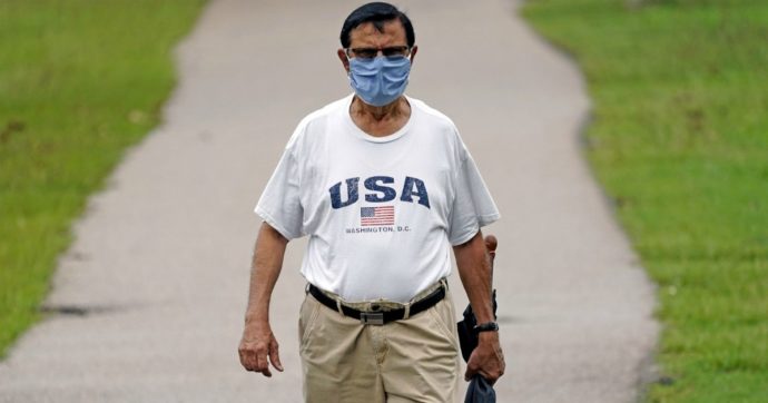 Coronavirus Usa, in un giorno altri 53mila contagi. Trump: “Tutto sotto controllo”. Texas impone la mascherina in pubblico