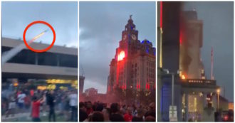 Copertina di Liverpool, i tifosi incendiano grattacielo di inizio Novecento: i fuochi d’artificio contro l’edificio
