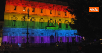 Copertina di Milano Pride 2020, l’arcobaleno illumina la facciata di Palazzo Marino: le immagini
