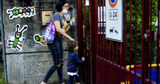 Copertina di Crisi, ogni anno migliaia di mamme spariscono dal mercato del lavoro. “Impossibile conciliare impiego con cura dei figli, non è una scelta. Il covid peggiorerà le cose, smart-working solo una toppa”