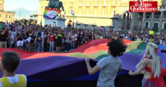 Copertina di Pride 2020, a Napoli il flash mob in piazza: “Persone più fragili colpite maggiormente dalla crisi. La battaglia sui diritti va rilanciata”