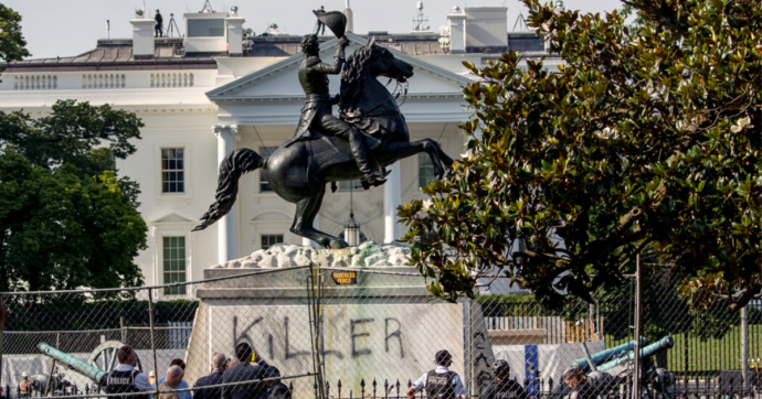 George Floyd, tentano di abbattere la statua dell’ex presidente Jackson davanti alla Casa Bianca: uno arrestato e 3 incriminati