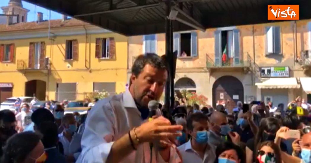 Salvini: “Non voglio una scuola col plexiglas”. Ma i divisori sono stati esclusi dalle linee guida del governo