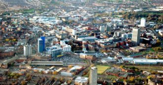 Copertina di Gran Bretagna, la città di Leicester rischia il lockdown: “658 nuovi casi in due settimane”