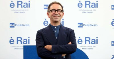 Copertina di Pino Strabioli e il suo programma Il Caffè cancellato dalla Rai: “Sui social scrivono che è successo perché sono gay e di sinistra, come fossero colpe”
