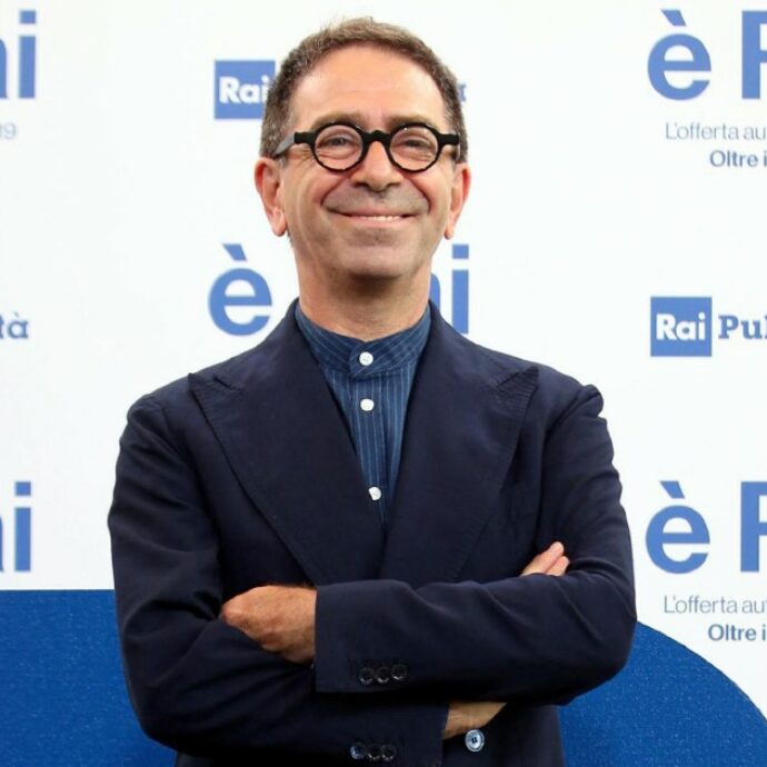 Pino Strabioli e il suo programma Il Caffè cancellato dalla Rai: “Sui social scrivono che è successo perché sono gay e di sinistra, come fossero colpe”
