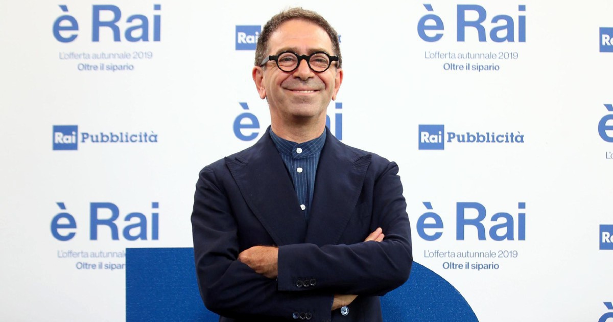 Pino Strabioli e il suo programma Il Caffè cancellato dalla Rai: “Sui social scrivono che è successo perché sono gay e di sinistra, come fossero colpe” Pino Strabioli e il suo programma Il Caffè cancellato dalla Rai: “Sui social scrivono che è successo perché sono gay e di sinistra, come fossero colpe”