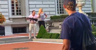 Copertina di Usa, marito e moglie puntano fucile d’assalto e pistola contro i manifestanti Black Lives Matter: la scena è spaventosa