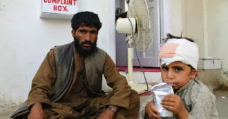 Copertina di Afghanistan, esplosioni in un mercato in Helmand: 23 morti, anche bambini. Governo incolpa i Taliban. Insorti: “È opera di Kabul”