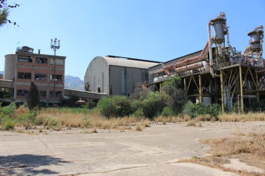 Copertina di In Sicilia la fabbrica fantasma dell’ex Montedison uccide ancora (dopo 30 anni)