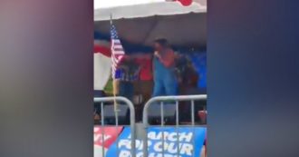 Usa, così Sacha Baron Cohen ha beffato gli estremisti di destra: l’attore travestito alla manifestazione degli ultraconservatori