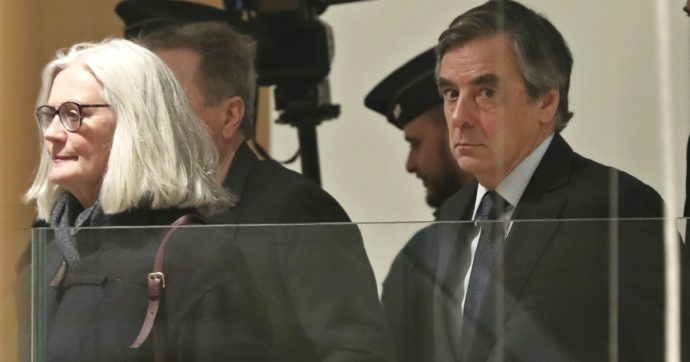 Francia, scandalo dei rimborsi parlamentari: l’ex primo ministro Fillon condannato a 5 anni